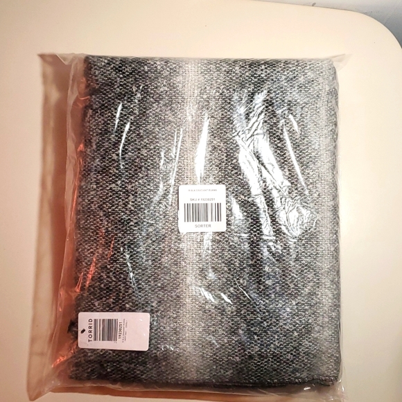 ❤️NWT VINTAGE TORRID RUANA - PONCHO - GRAY WHITE OMBRE - MACHINE WASHABLE - Picture 3 of 10
